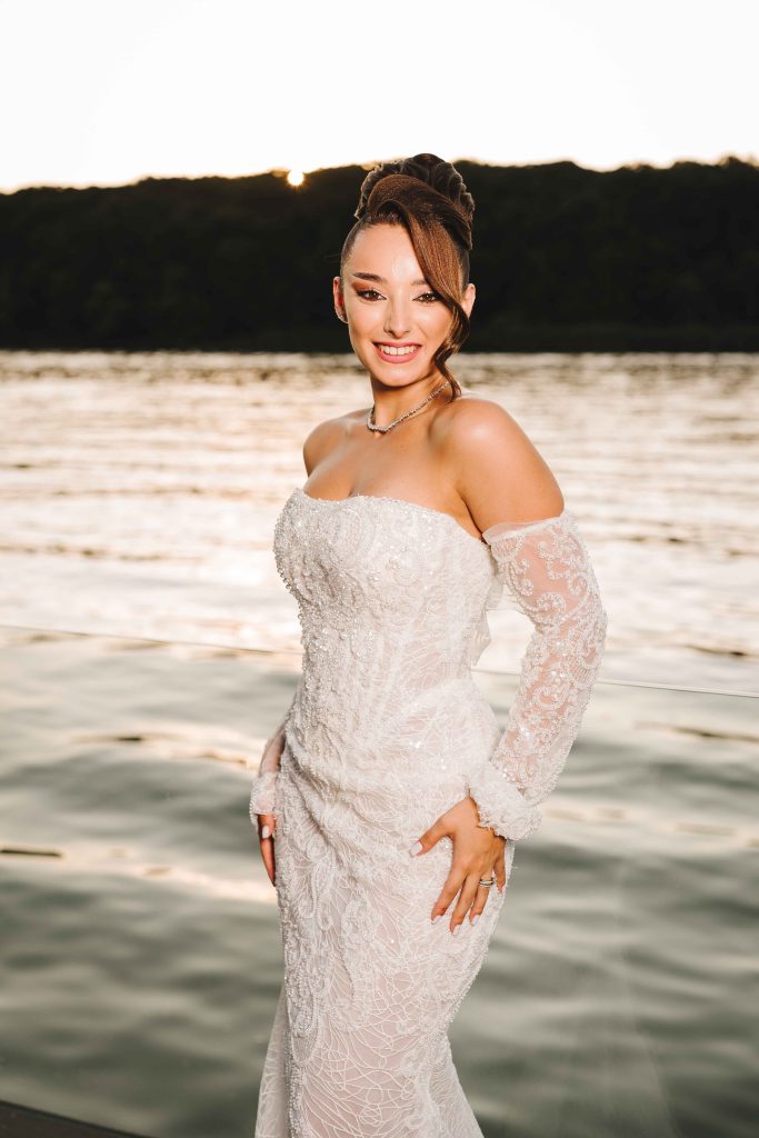 alt="Ședință foto Bianca și Răfael pe șalupă, pe lacul Snagov – fotografie de nuntă romantică"
