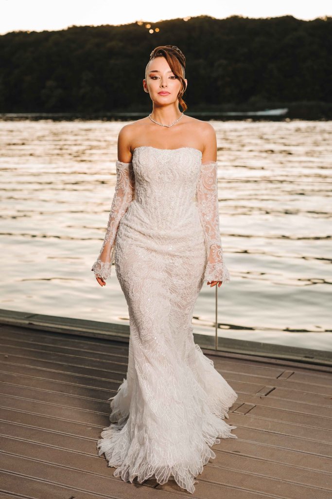 alt="Ședință foto Bianca și Răfael pe șalupă, pe lacul Snagov – fotografie de nuntă romantică"